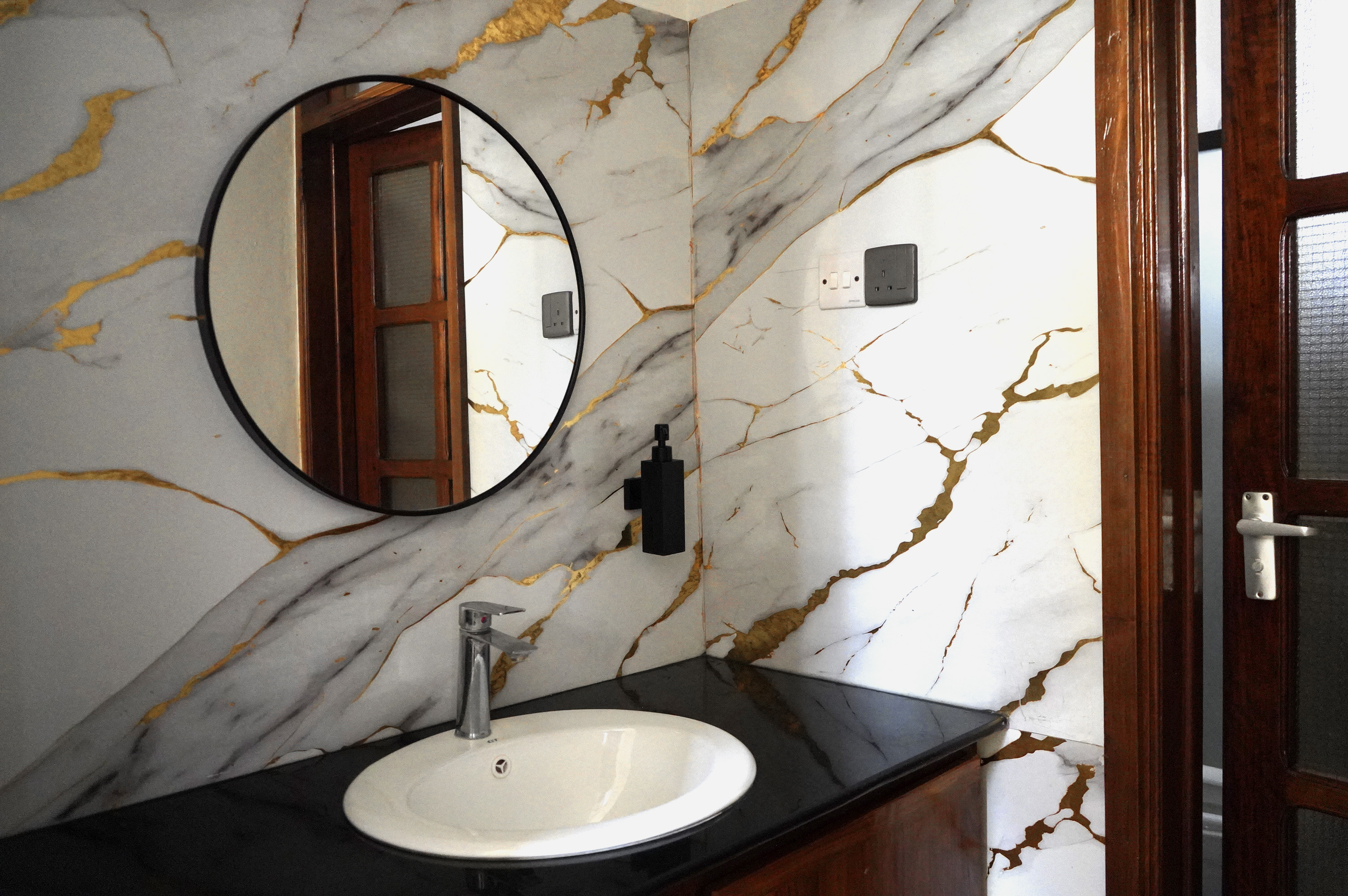 Cassa bathroom basin and mirror